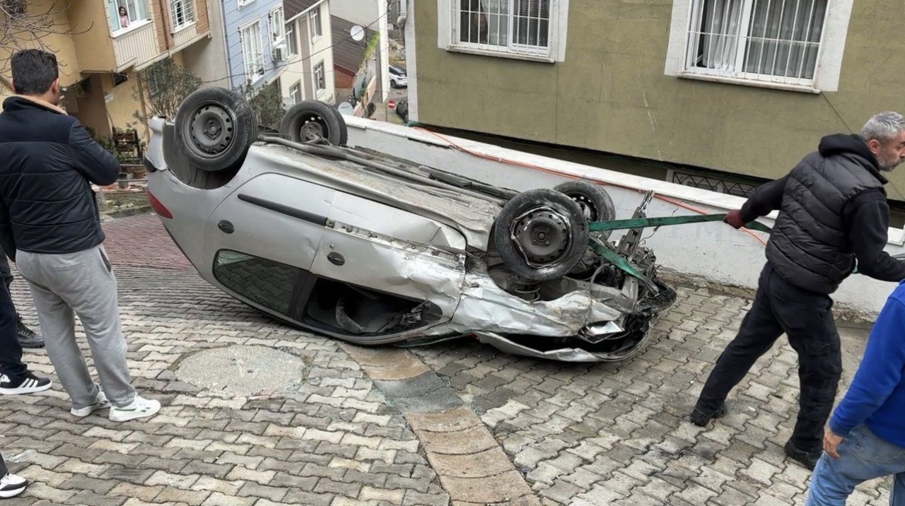 İstanbul’un Kağıthane ilçesinde yokuş aşağı kontrolü kaybedilen bir otomobil, hızla