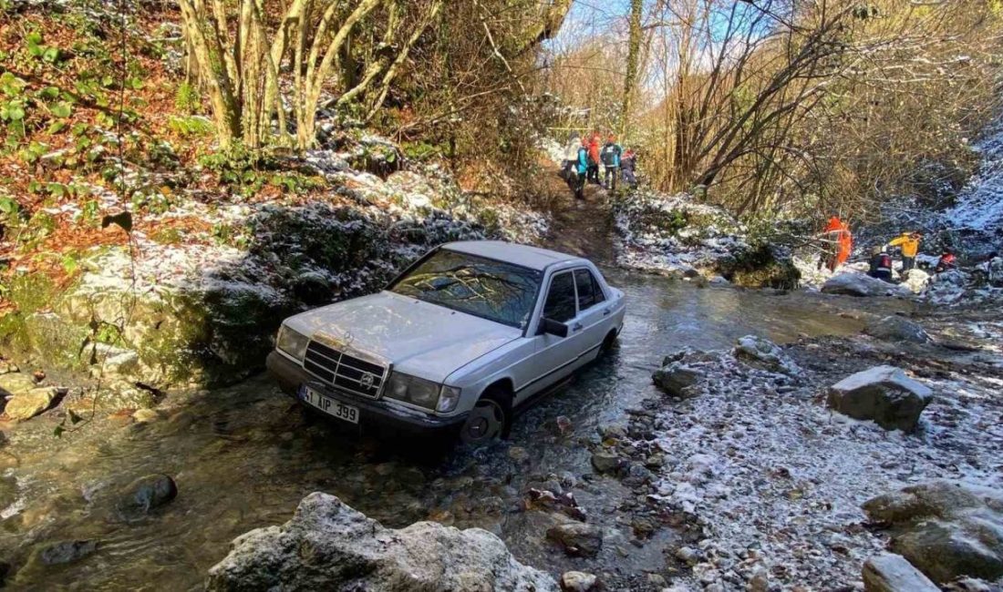 Kocaeli’nin Kartepe ilçesinde ormanlık alanda dere yatağında bir otomobilin fark