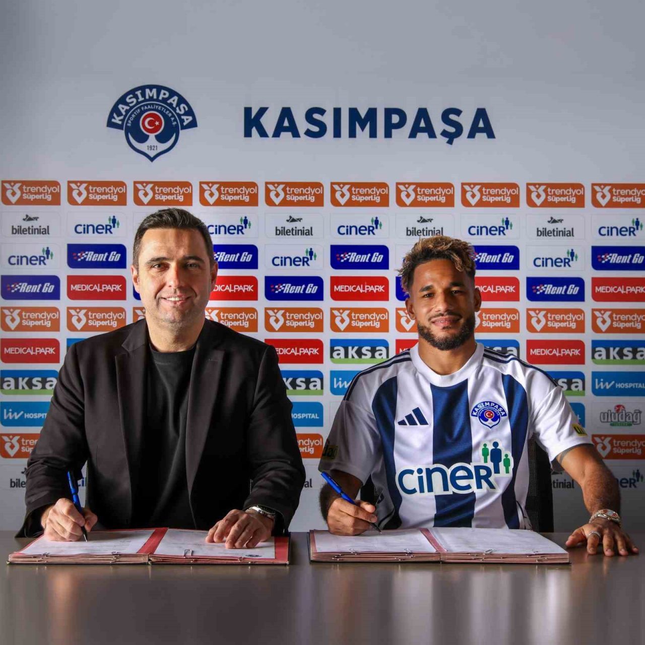 Kasımpaşa, Gabonlu sağ kanat oyuncusu Jim Allevinah’ı kadrosuna kattığını açıkladı.