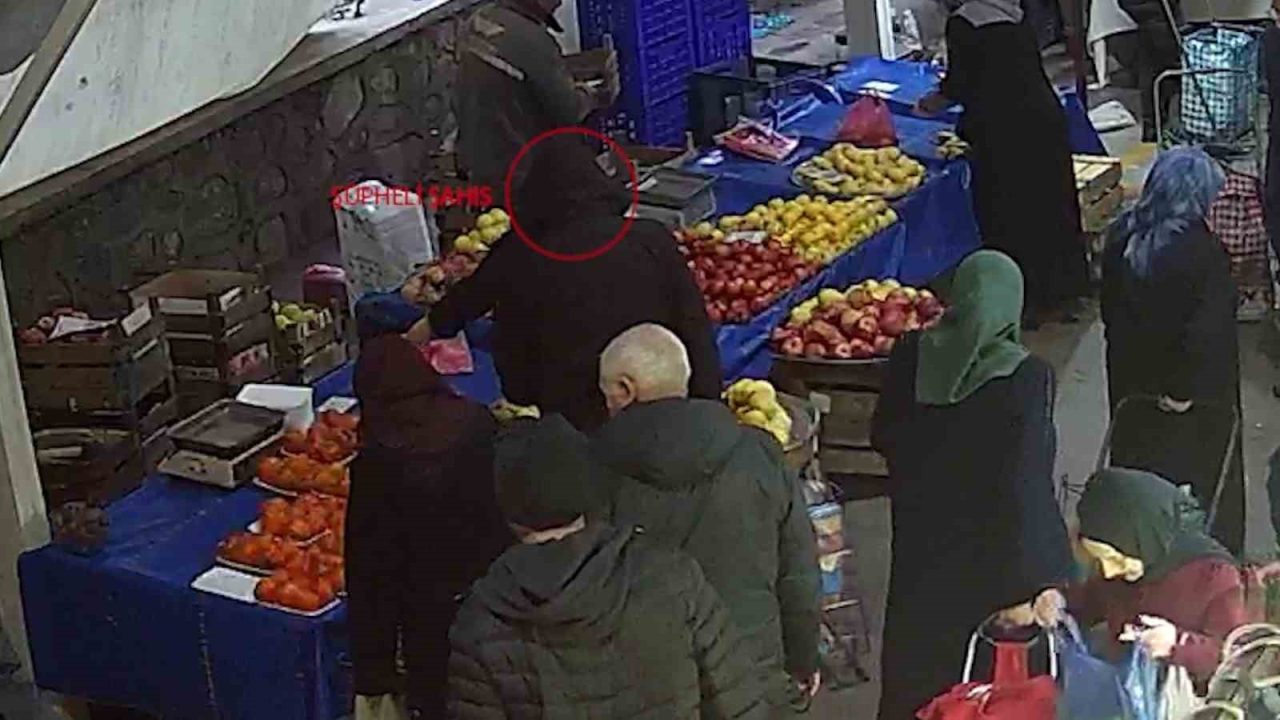 Bursa’da pazar alanında alışveriş yapıyormuş gibi dolanıp, koluna çarptığı kadının