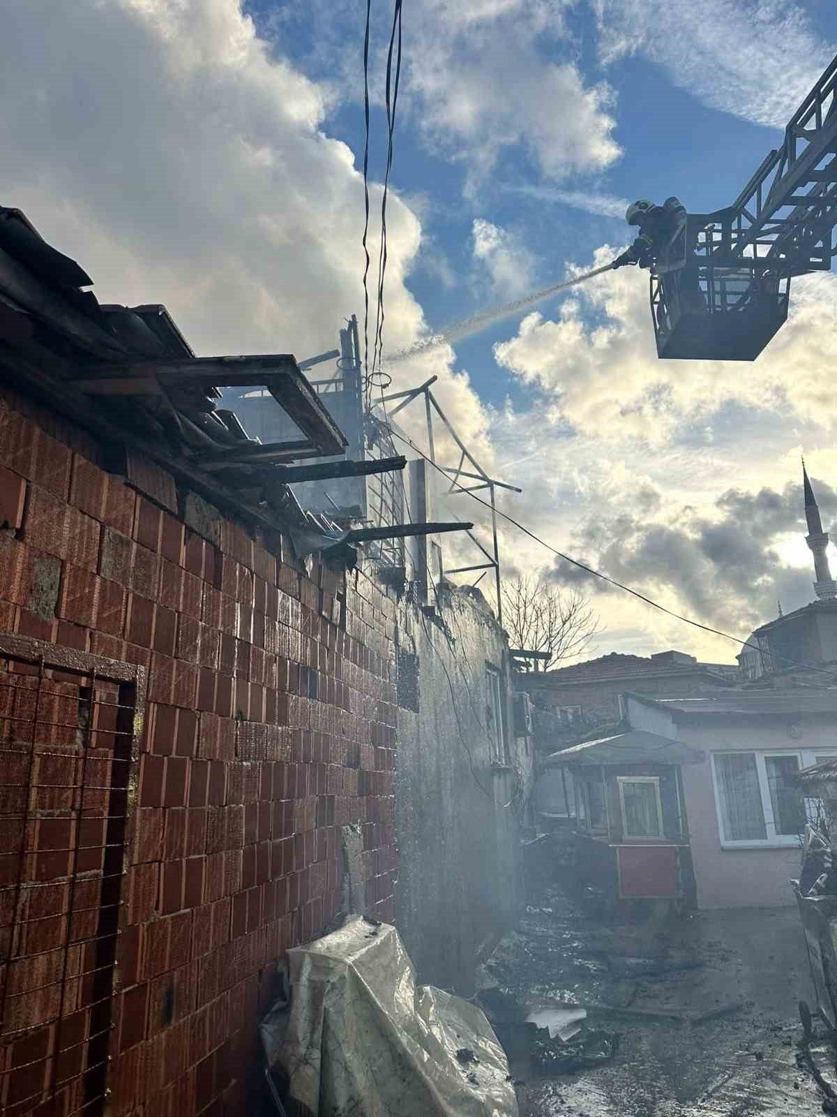 Edirne’nin Keşan ilçesinde, bir evin çatısında çıkan yangın itfaiye ekipleri