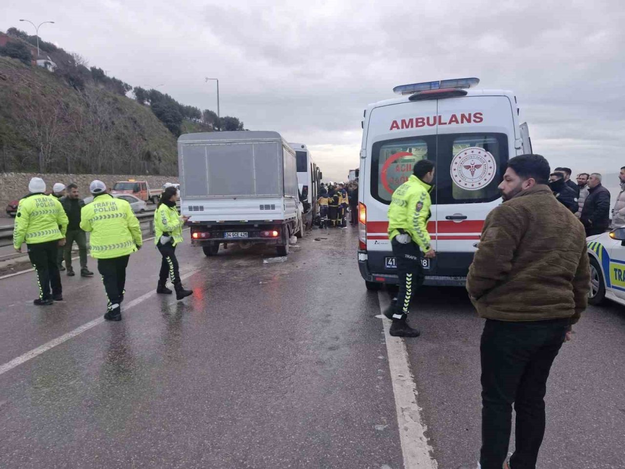 Kocaeli’nin Dilovası ilçesinde 3 aracın karıştığı zincirleme kazada 7 kişi