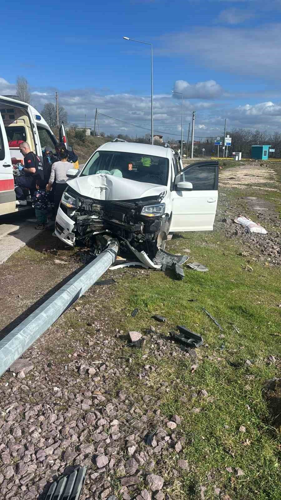 Kocaeli’nin Körfez ilçesinde kontrolden çıkarak elektrik direğine çarpan otomobilin sürücüsü