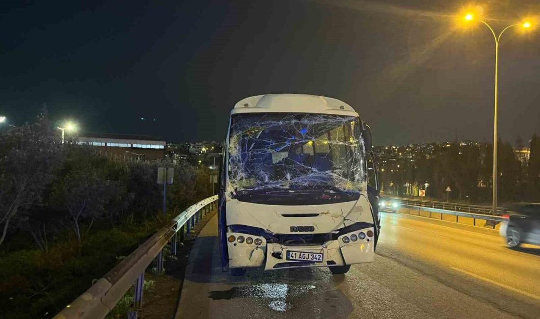 Kocaeli’nin Dilovası ilçesi TEM Otoyolu’nda servis minibüsünün tıra çarptığı kazada