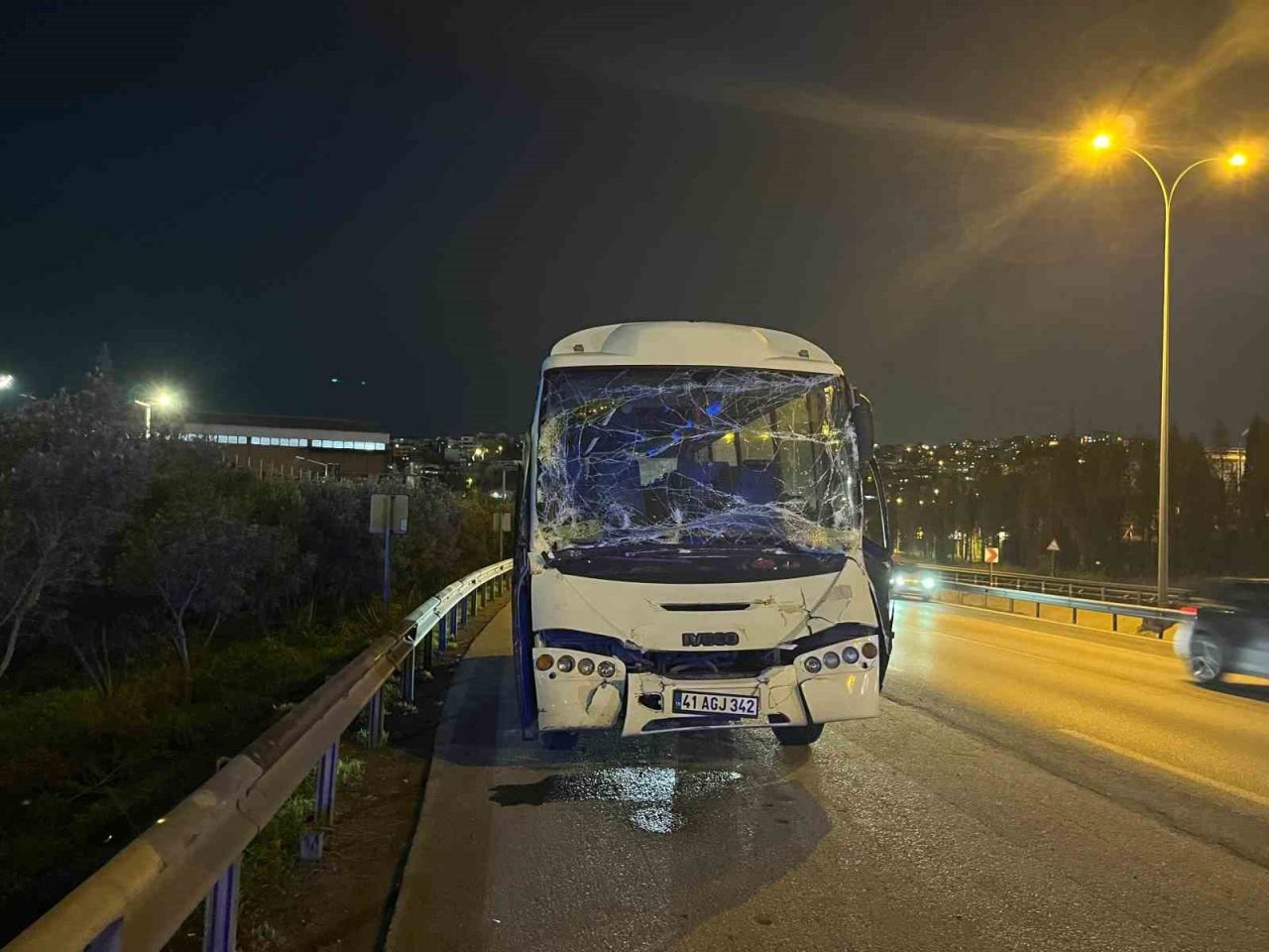 Kocaeli’nin Dilovası ilçesi TEM Otoyolu’nda servis minibüsünün tıra çarptığı kazada