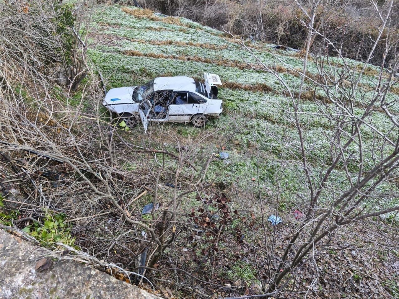 Bilecik’te seyir halinde kontrolden çıkan otomobil şarampole uçarken, 3 kişi