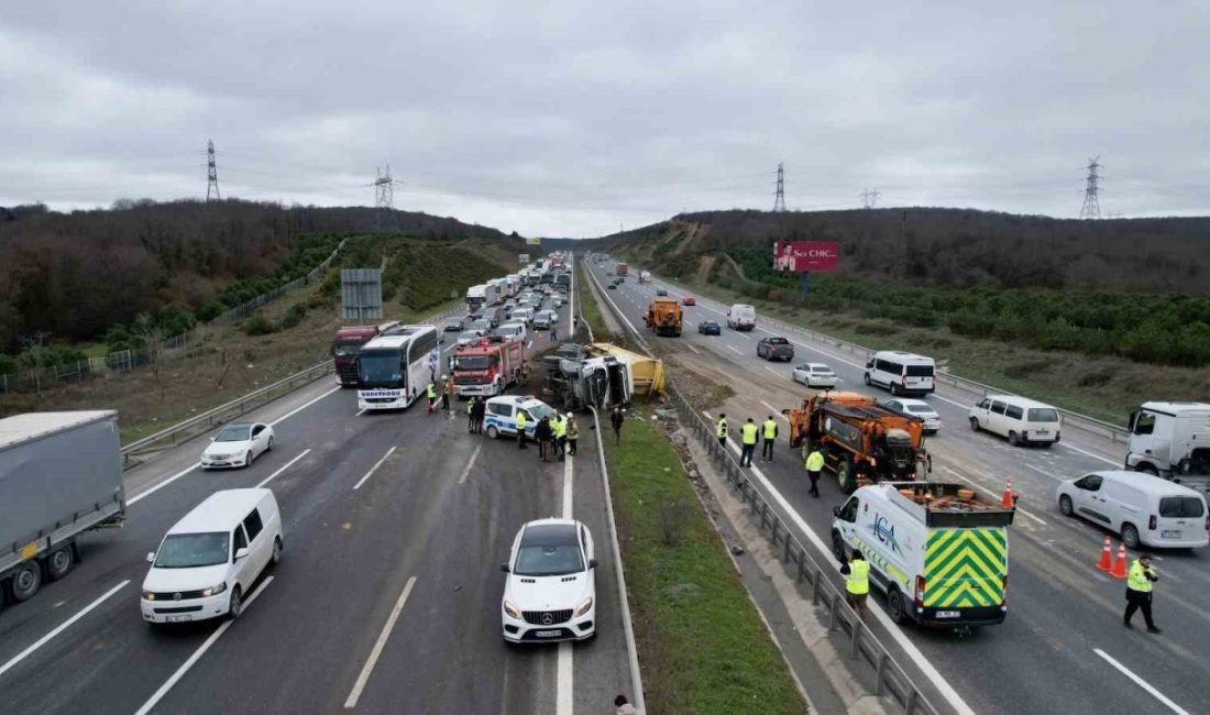 İstanbul’un Arnavutköy İlçesi’nde Kuzey Marmara Otoyolu’nun Fenertepe gişeleri mevkiinde sürücüsünün