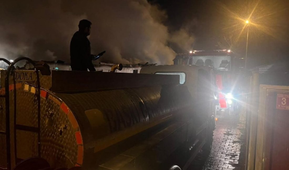 Balıkesir’in Manyas ilçesinde bir samanlıkta çıkan yangın, ekiplerin birlikte müdahalesiyle