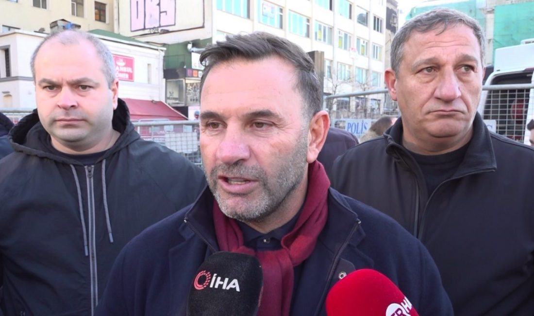 Galatasaray Teknik Direktörü Okan Buruk, Galata Köprüsü’nde düzenlenen Filistin’e destek