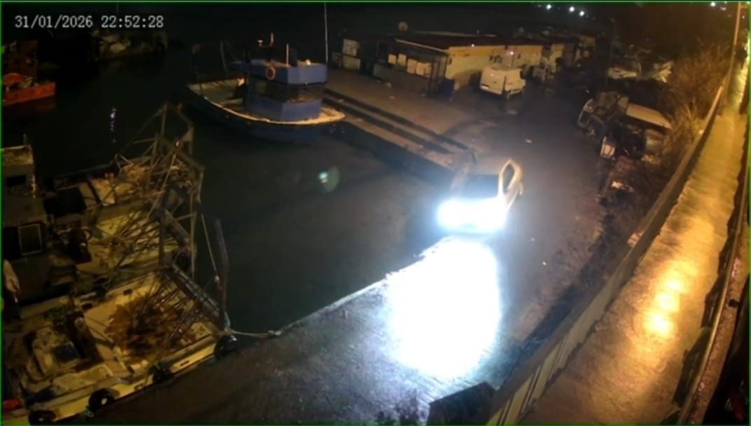 Sarıyer’de gündüz saatlerinde direksiyon hakimiyetini kaybeden sürücü mendirekten denize uçmuştu.