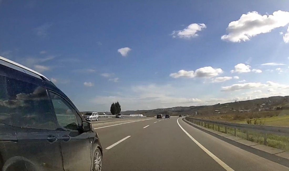 Sakarya’nın Karasu ilçesi D-650 kara yolunda şerit ihlali yapan bir