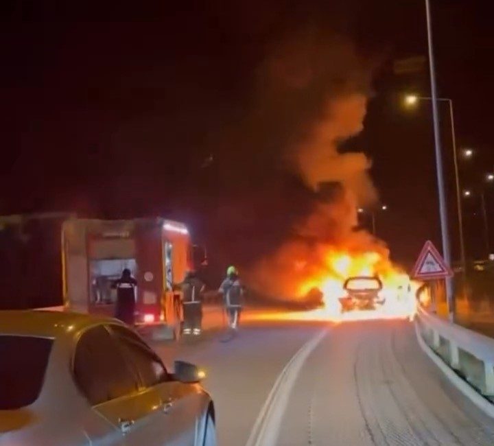 Bursa’da bir otomobilin motorunda seyir halindeyken yangın çıktı, Alev topuna