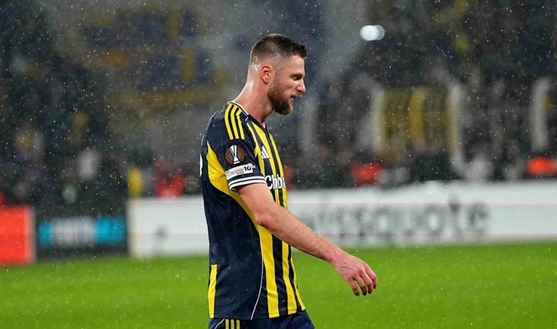 Fenerbahçe’nin kaptanı Milan Skriniar, Aston Villa maçında gördüğü sarı kartla