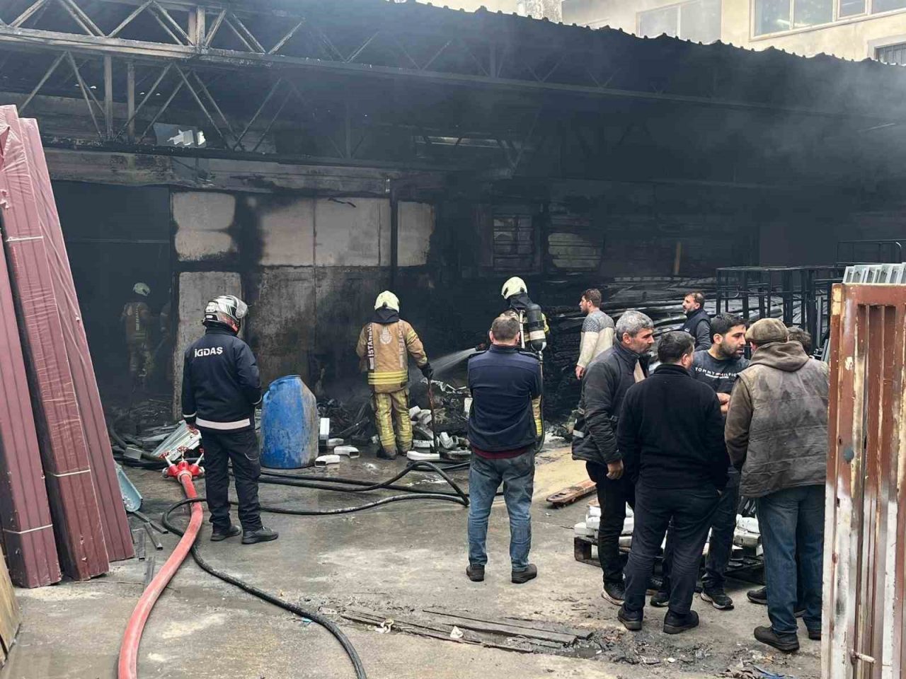 Sultanbeyli’de bulunan plastik madde imalathanesinde çıkan yangın paniğe neden oldu.