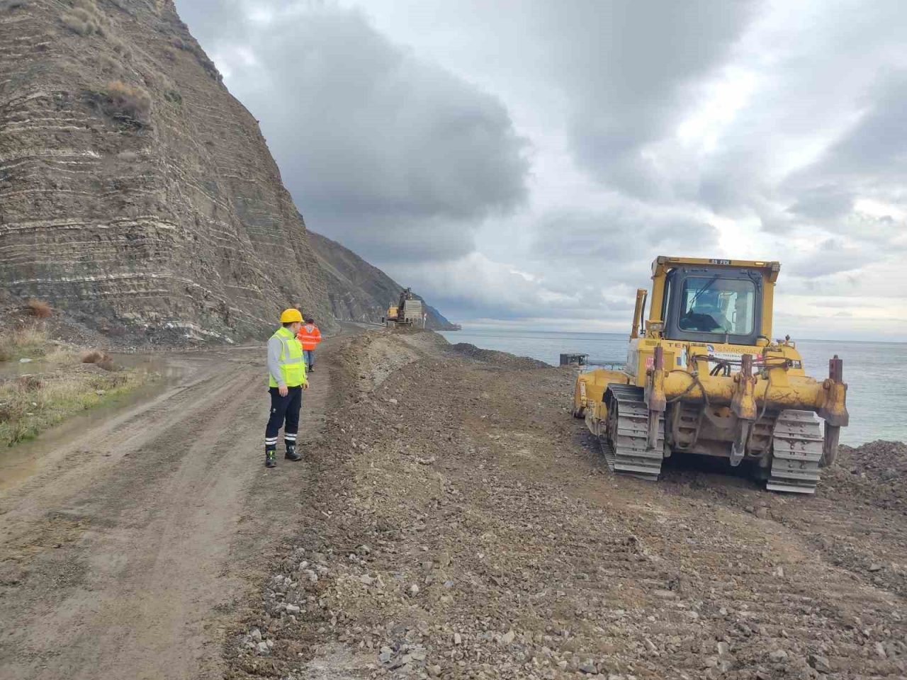 Tekirdağ’ın Şarköy ilçesinde meydana gelen heyelan nedeniyle Gaziköy ile Uçmakdere