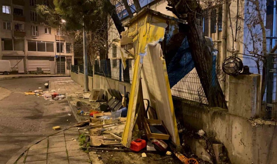 Tekirdağ Çorlu’da gece yarısı seyir halindeki bir kamyonet taksi durağına