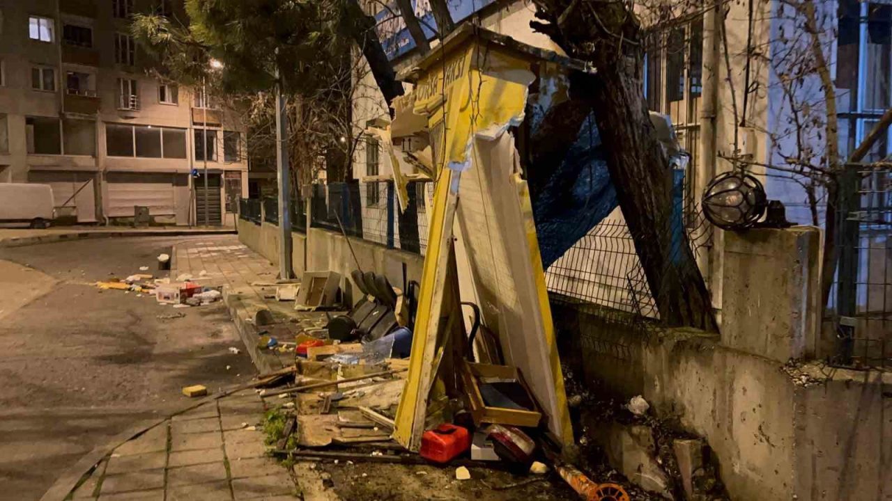 Tekirdağ Çorlu’da gece yarısı seyir halindeki bir kamyonet taksi durağına