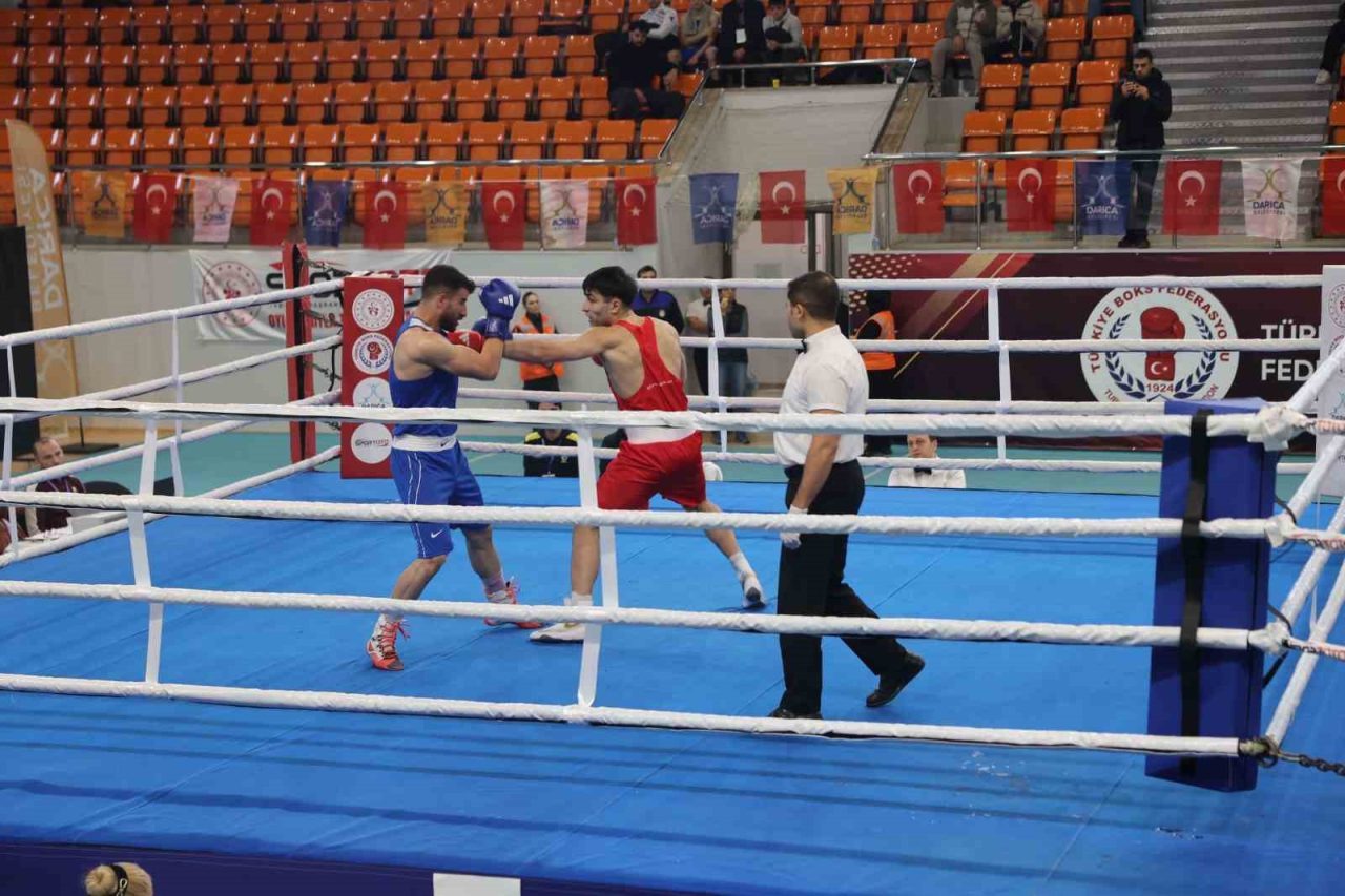 Kocaeli’nin Darıca ilçesinde düzenlenen Türkiye Boks Şampiyonası’nda büyük erkekler ve