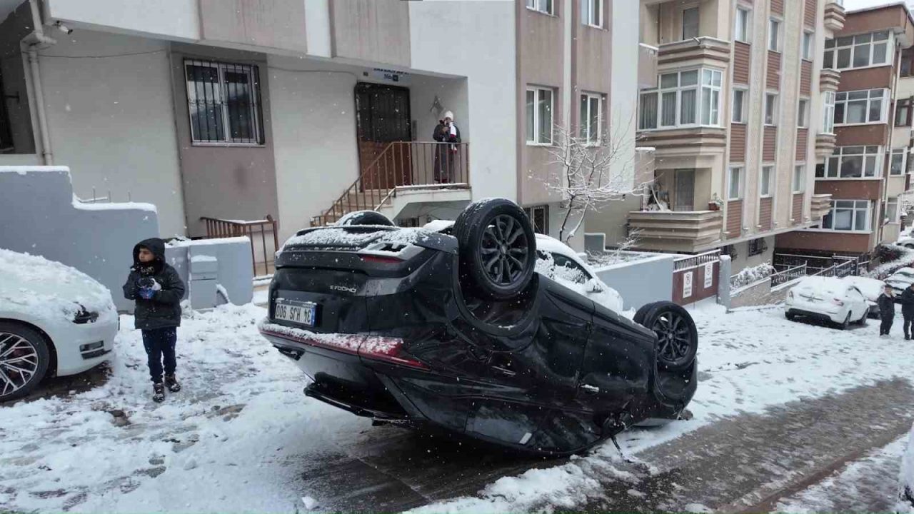 Ümraniye’de meydana gelen trafik kazasında yokuş aşağı kontrolden çıkan otomobil