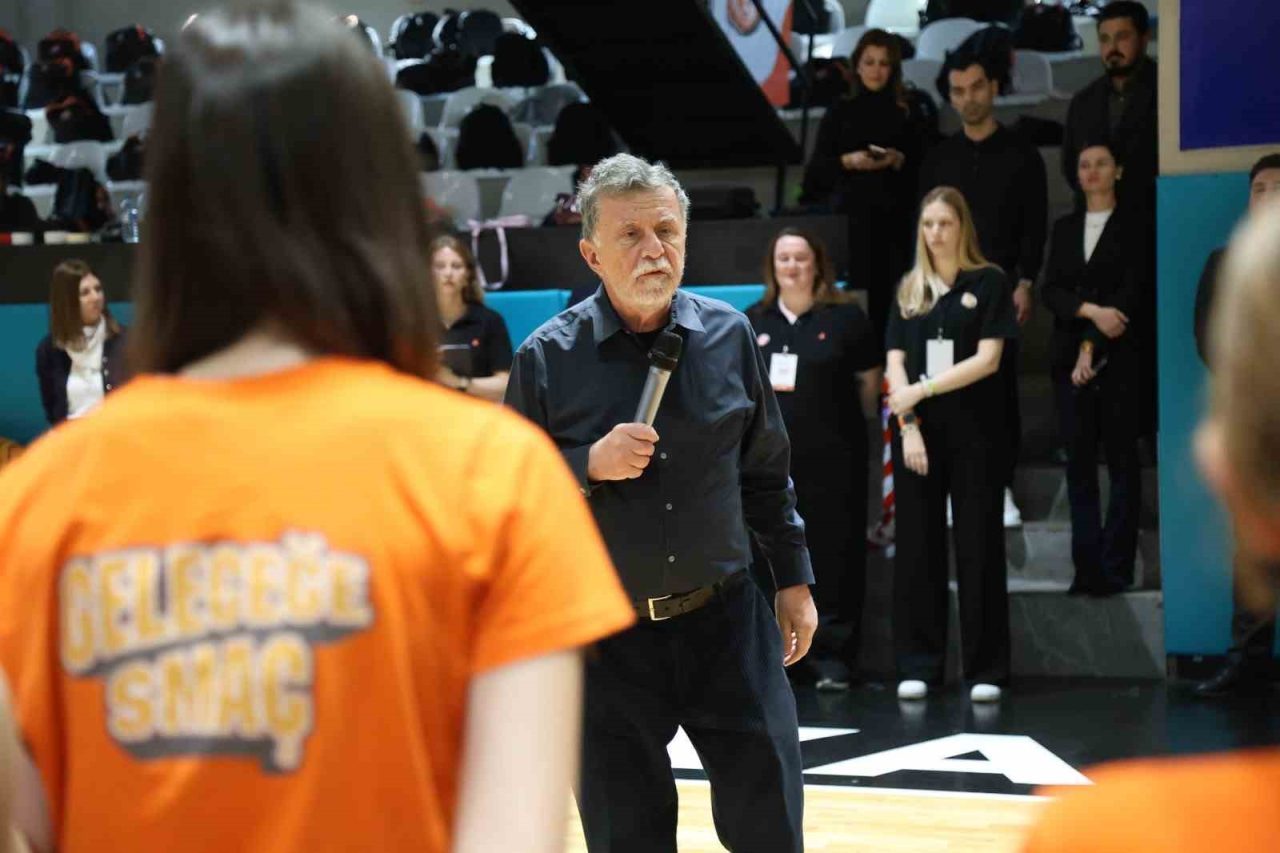 Eczacıbaşı Spor Kulübü bünyesinde ilk kez düzenlenen Eczacıbaşı Geleceğe Smaç