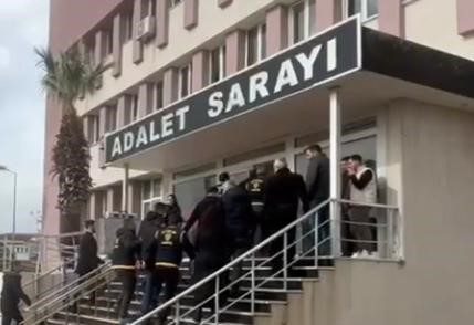 Balıkesir’in Ayvalık ilçesinde; kendilerini başkomiser, savcı ve rütbeli asker olarak