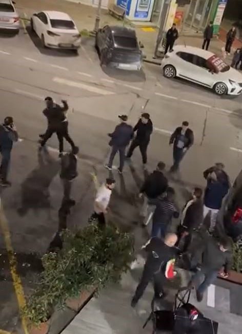 İstanbul’un Beylikdüzü ilçesinde arkadaşlar arasında yaşanan tartışma kavgaya döndü. Taraflar