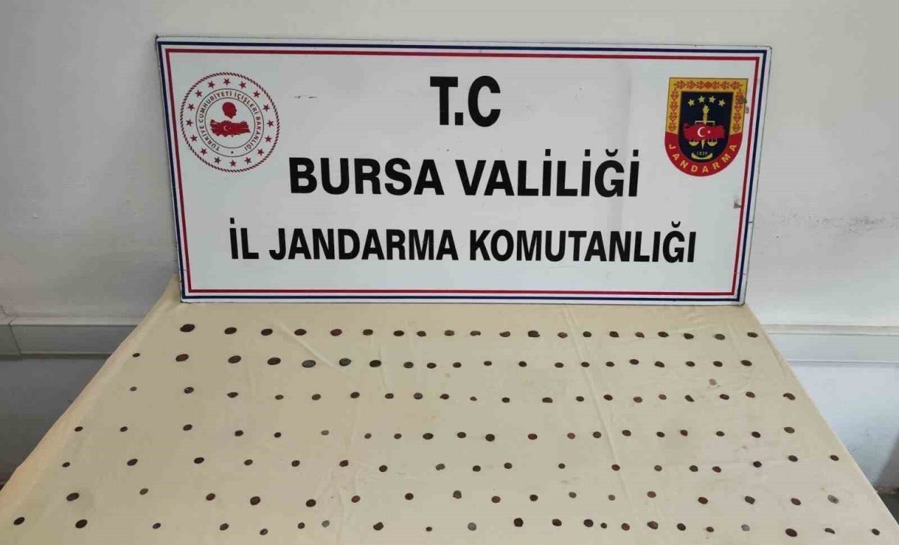 Bursa’nın Mudanya ilçesinde tarihi eser kaçakçılığına yönelik düzenlenen operasyonda 137