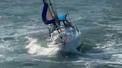 Çanakkale Boğazı girişinde sürüklenen yelkenli teknenin yardımına balıkçı teknesi yetişti.