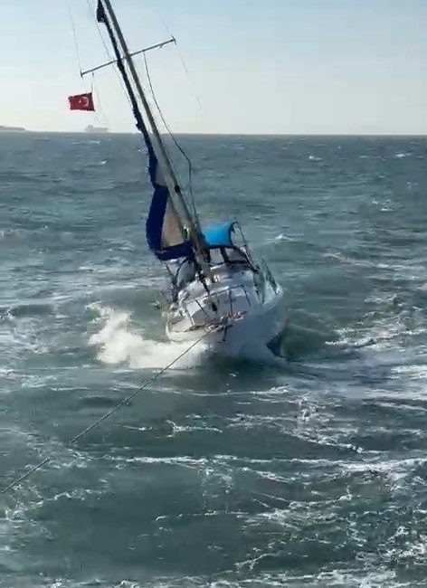 Çanakkale Boğazı girişinde sürüklenen yelkenli teknenin yardımına balıkçı teknesi yetişti.