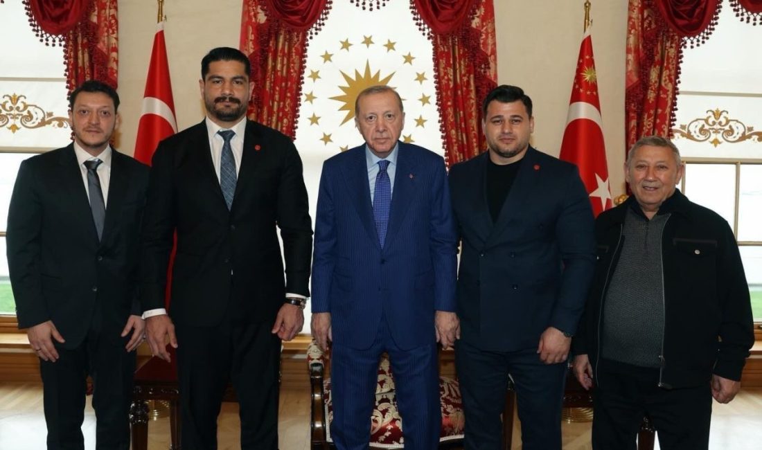 Cumhurbaşkanı Recep Tayyip Erdoğan, Türkiye Güreş Federasyonu Başkanı Taha Akgül’ü