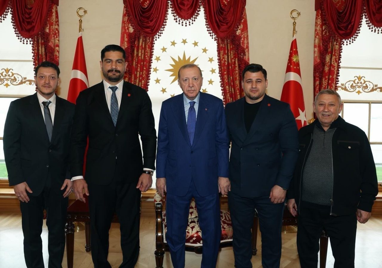 Cumhurbaşkanı Recep Tayyip Erdoğan, Türkiye Güreş Federasyonu Başkanı Taha Akgül’ü