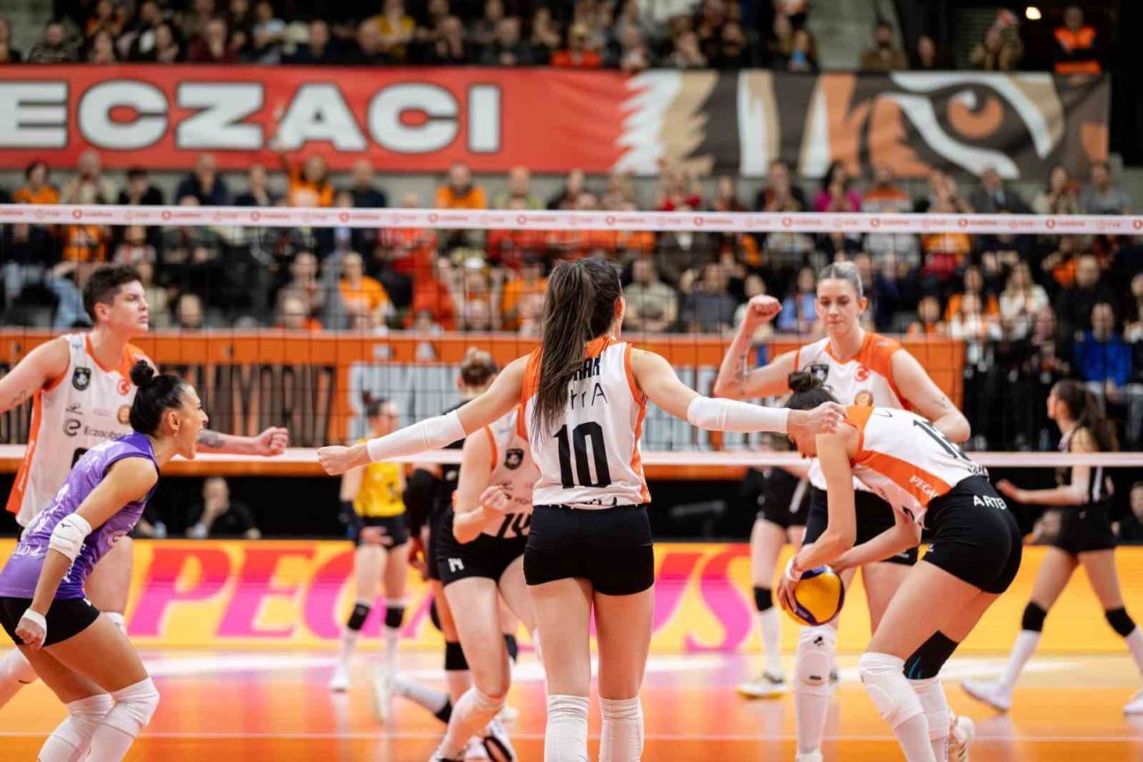 Eczacıbaşı Dynavit, Vodafone Sultan Ligi play-off yarı final serisi ilk