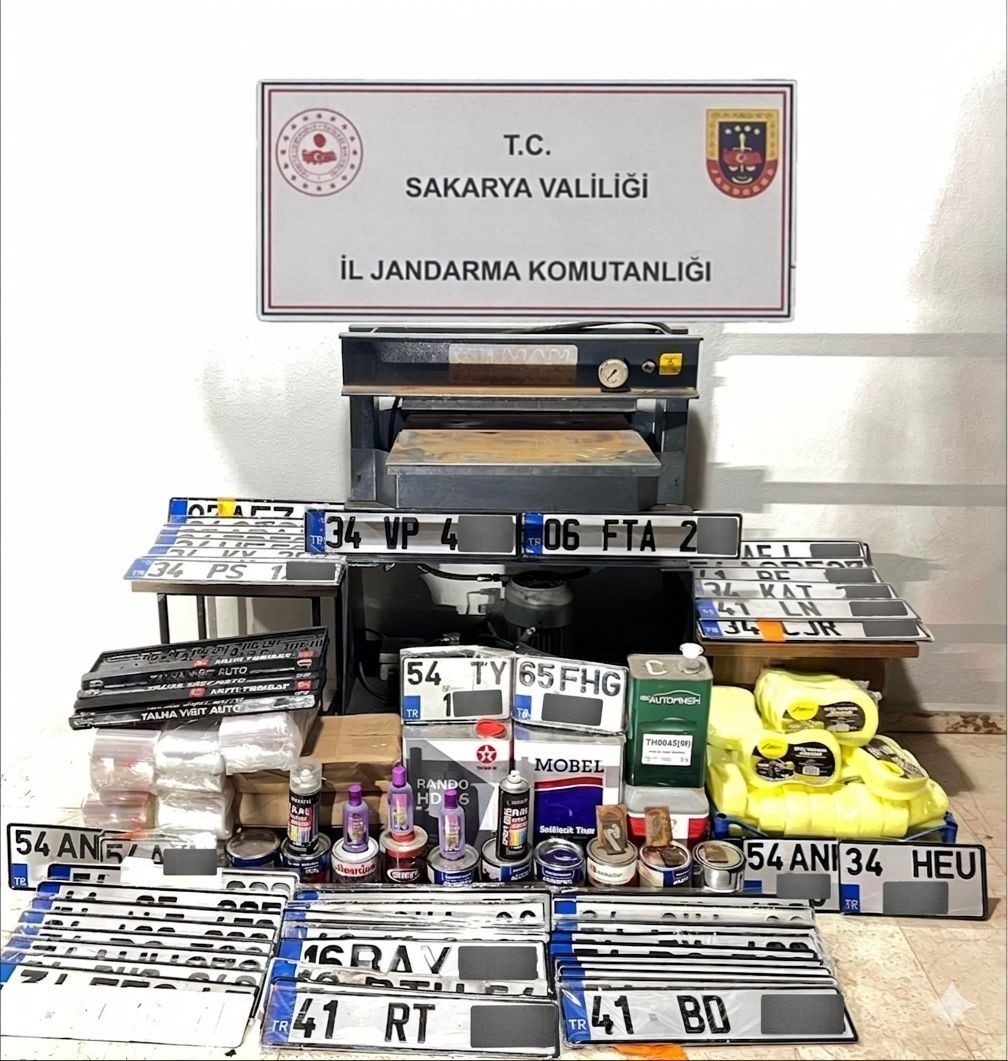 Sakarya’da jandarma ekiplerince düzenlenen operasyonda, sahte plaka basımı yaparak para