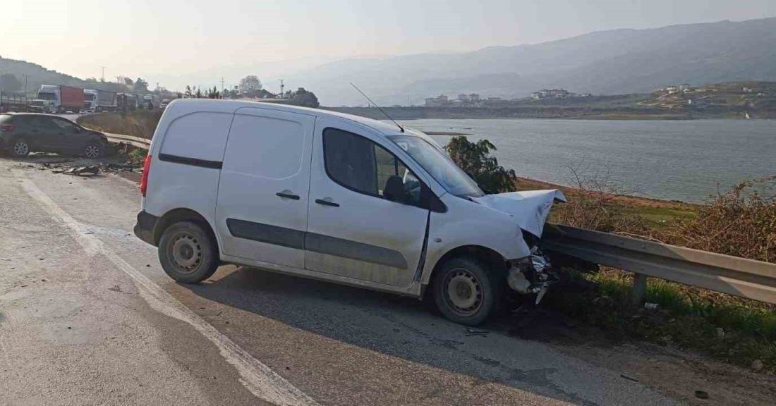 Bilecik’in Osmaneli ilçesinde iki otomobilin kafa kafaya çarpışması sonucu meydana