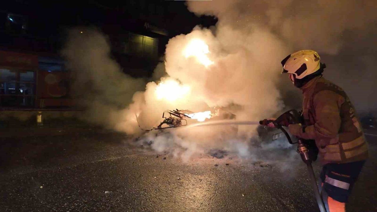Kadıköy Fikirtepe’de park halindeki bir motosiklette çıkan yangın kısa sürede