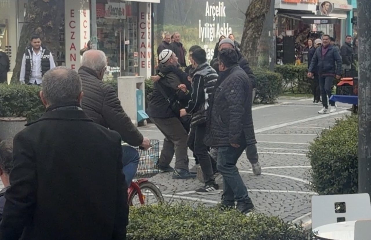 Kırklareli’nin Lüleburgaz ilçesinde 3 çocuk arasında çıkan kavgayı vatandaşlar güçlükle