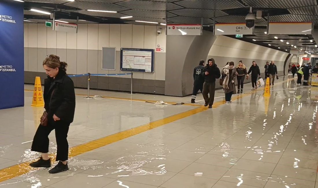İstanbul’da etkili olan sağanak yağış nedeniyle Yenibosna Metro durağını su