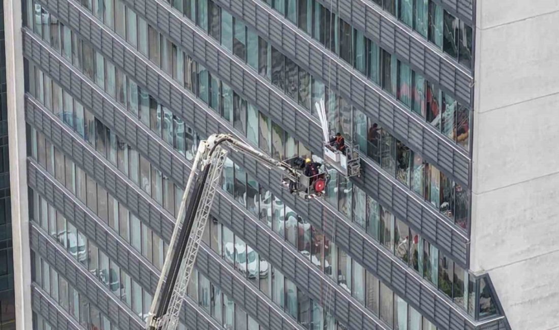 Bursa’da 22 katlı özel hastanenin dış cephe camlarını silen 2