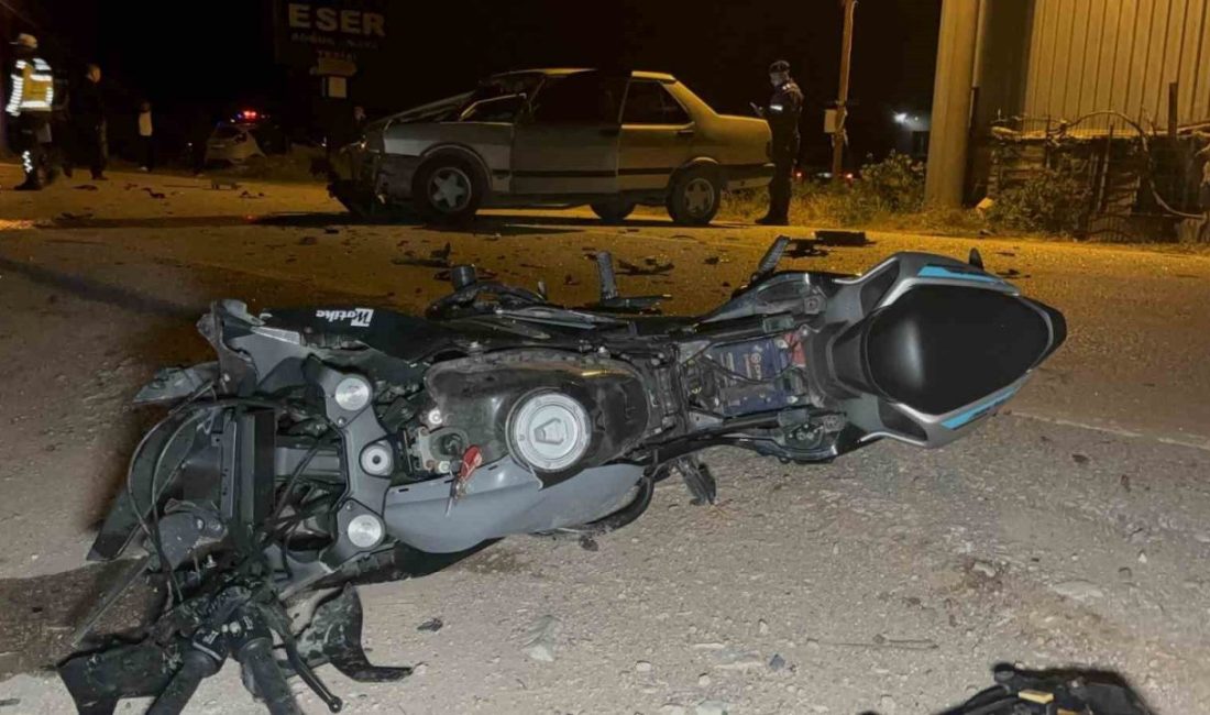 Çanakkale’de otomobil ile motosikletin çarpıştığı kaza anı bölgedeki bir iş
