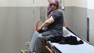 Bursa’nın İnegöl ilçesinde akrebin soktuğu kadın hastanede tedavi altına alındı.