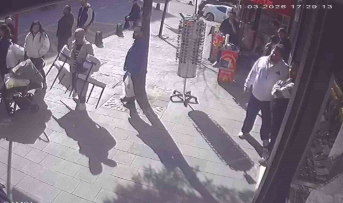 İstanbul’un Arnavutköy ilçesinde bir mobilya mağazası önünden iki sandalye çalan