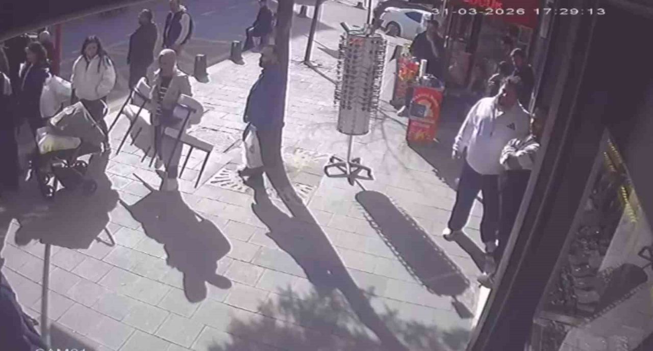İstanbul’un Arnavutköy ilçesinde bir mobilya mağazası önünden iki sandalye çalan