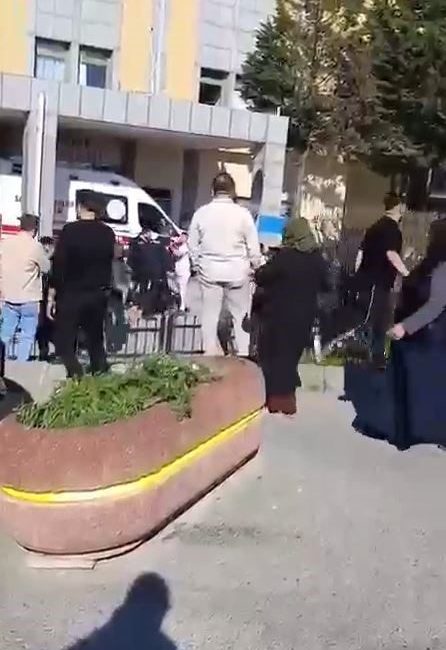 Arnavutköy’de trafikte başlayan tartışma bıçaklı kavgaya dönüştü. Olayda 2 kişi