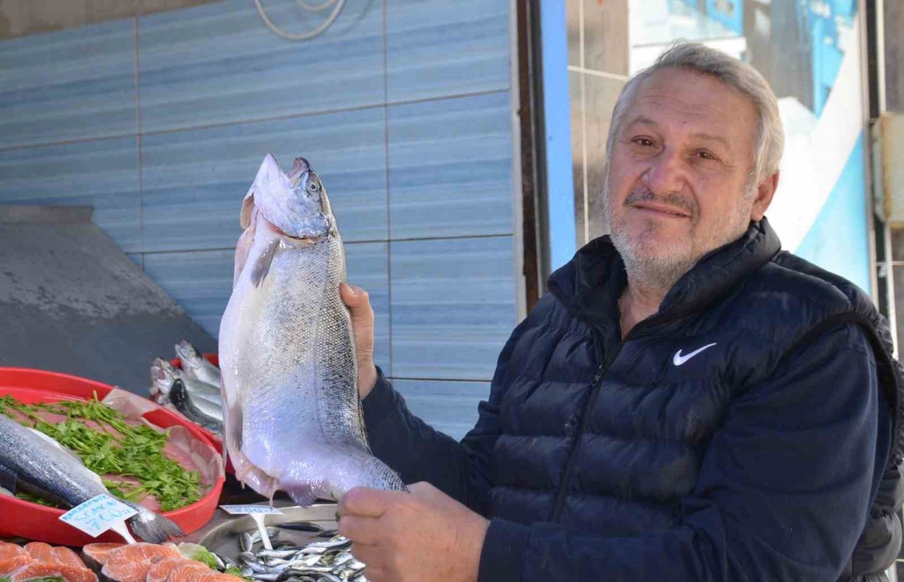 15 Nisan itibariyle başlayan av yasağına rağmen, küçük tekneler ile