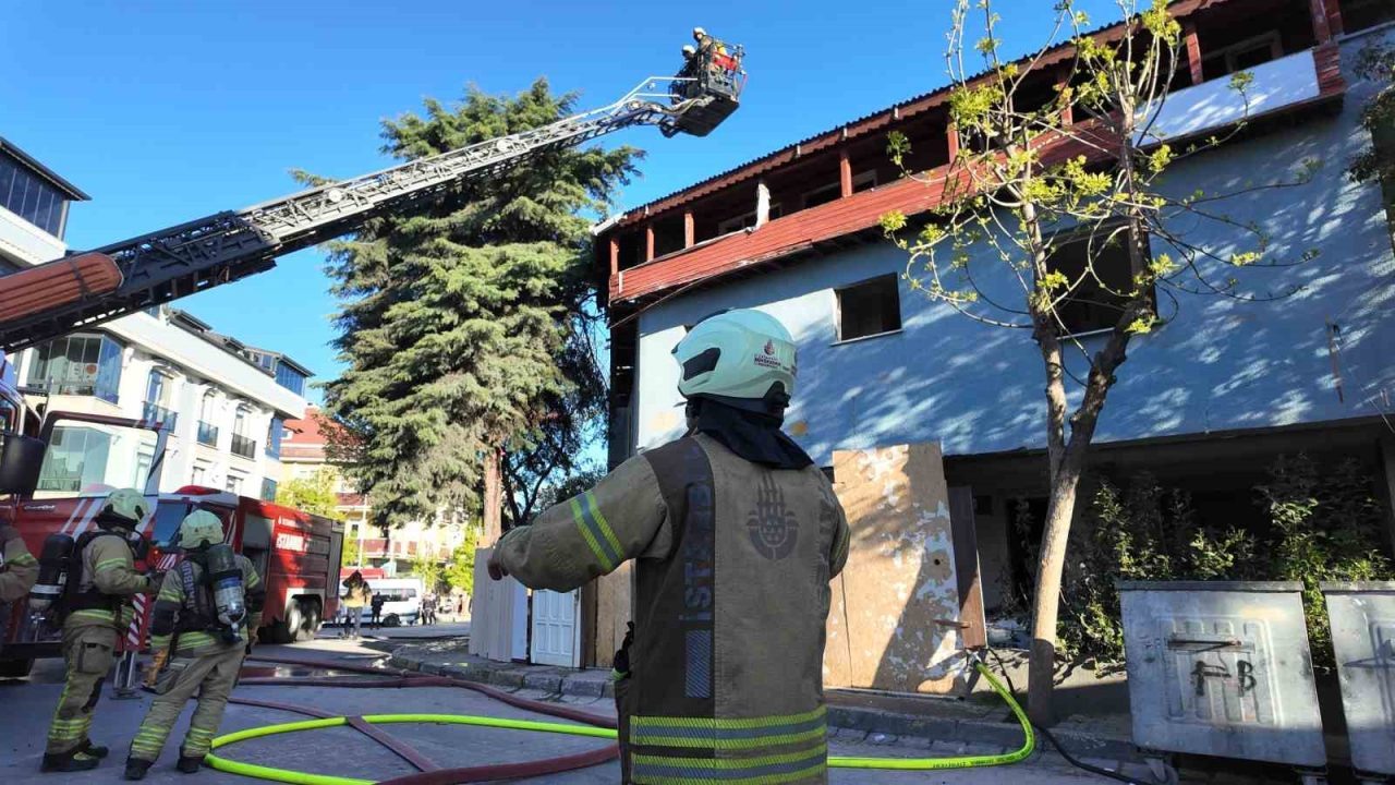 Avcılar’da iki katlı metruk binada çıkan yangın itfaiye ekiplerinin müdahalesiyle