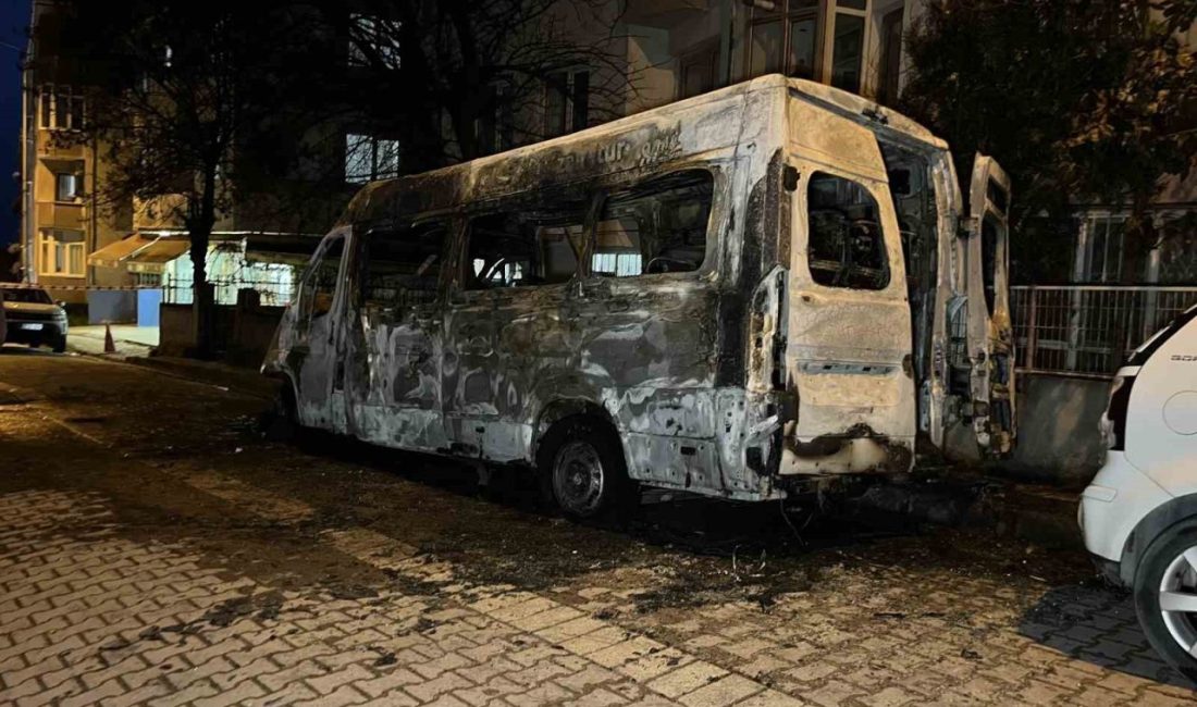 Avcılar’da park halindeki servis aracı alev alev yandı. Yangın itfaiye