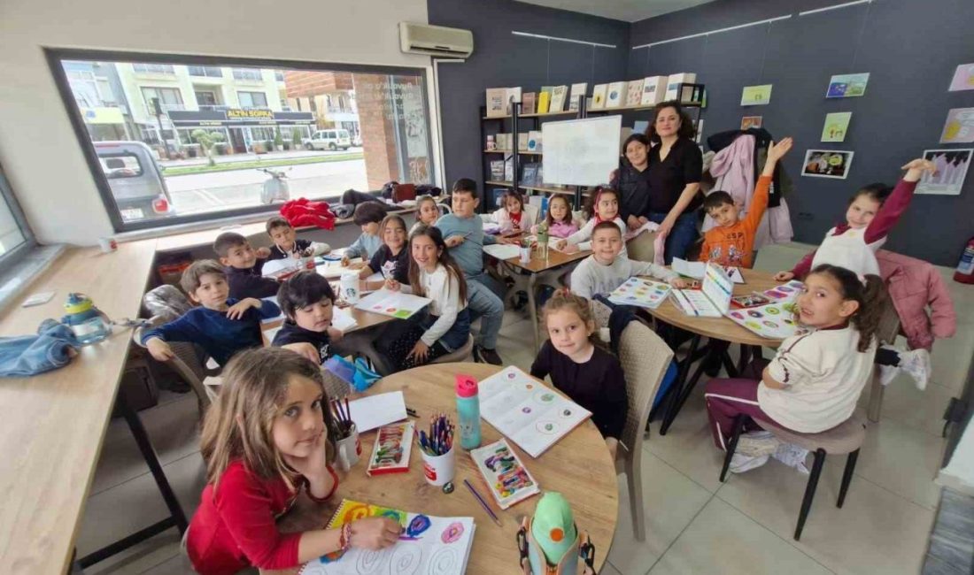Ayvalık Belediyesi tarafından düzenlenen resim ve kara kalem atölyeleri, çocukların