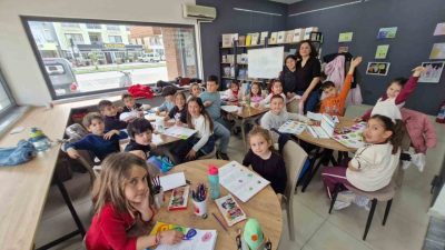 Ayvalık Belediyesi tarafından düzenlenen resim ve kara kalem atölyeleri, çocukların