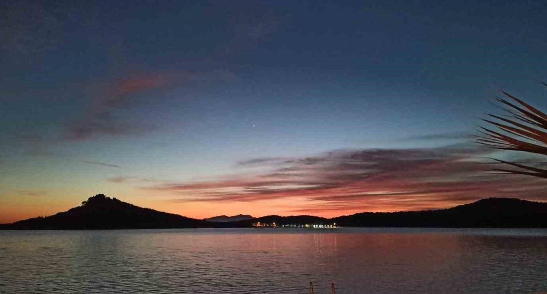 Ayvalık ilçesi yoğun ilgi görürken, günbatımını fotoğraflamak isteyenlerinde mekanı haline