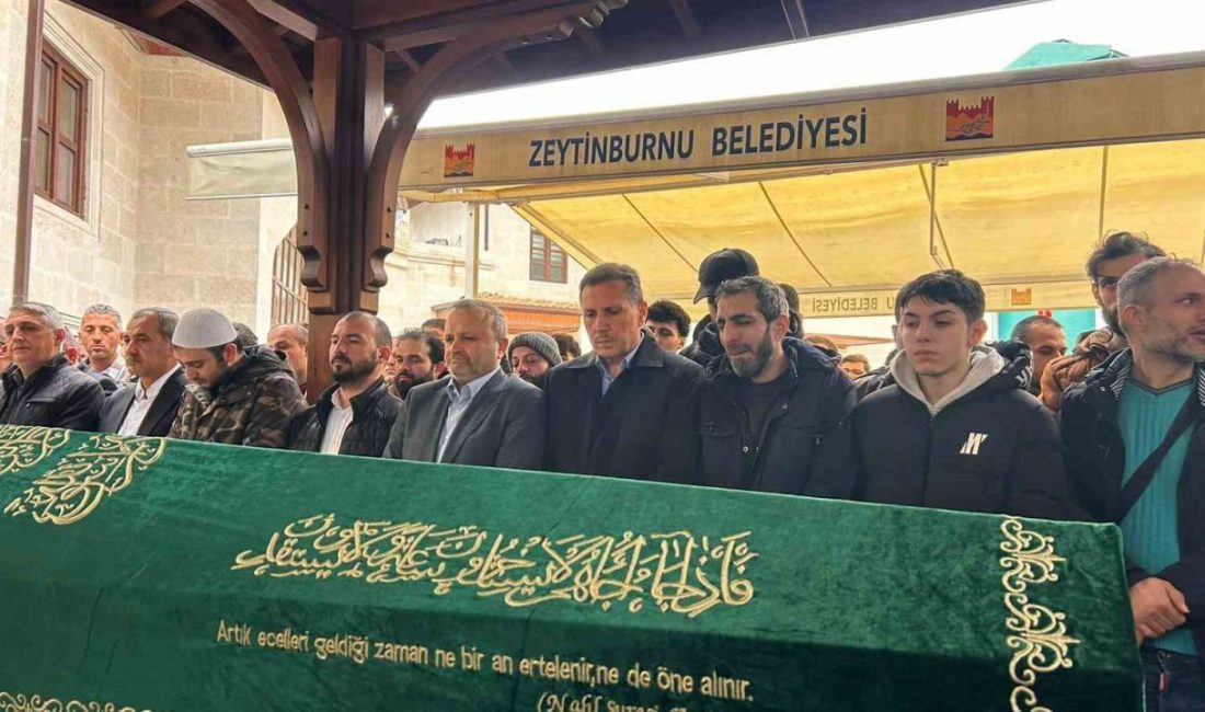 İstanbul’un Zeytinburnu ilçesinde yıkımı yapılan binadan düşen beton parçasının üzerine